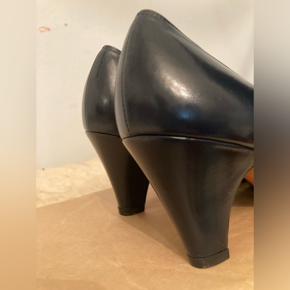 Salvatore Ferragamo vintage navy leather heels, size 6AA (narrow width) - Picture 3 of 8